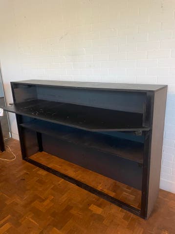 Zwarte houten bar/balie met opbergruimte