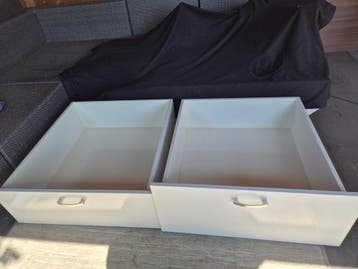 2 witte opbergladen met rails