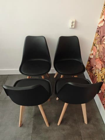 Gratis Set van 4 zwarte stoelen met lichte gebruikerssporen