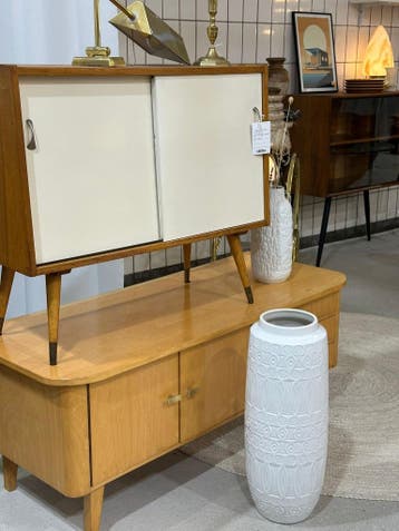 Vintage en Design UITVERKOOP meubels, eettafels, lampen