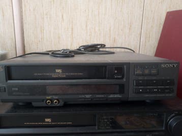 Twee Sony VHS Videorecorders - SLV-401 en SLV-330VP