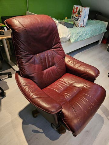 Gratis: Rode fauteuil (ophalen in Hoogezand)