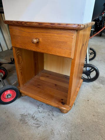 Houten nachtkastje met lade en open vak