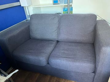 Tweezits bank, grijs. Moet voor donderdag weg!