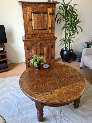 Af te halen: massief eiken salontafel en kast(jes).