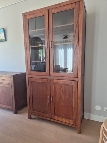 Gratis massief houten vitrinekast met glazen deuren
