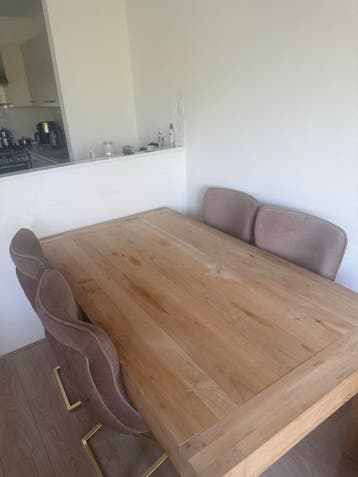 Robuuste houten eettafel