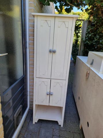 Smal wit kastje met deuren en open vak - 160x55x50 cm