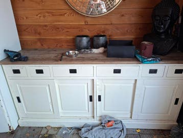 Wit dressoir met houten blad en schuifdeuren