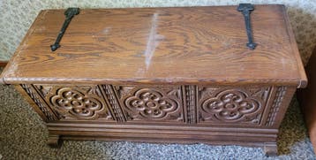 Gratis antieke Eikenhouten Kist met Gotische Details