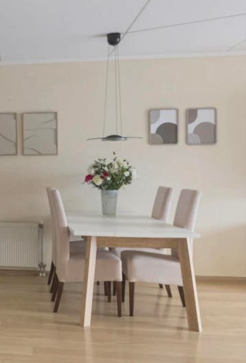 Moderne Eettafel, 1 keer gebruikt voor verkoop woning