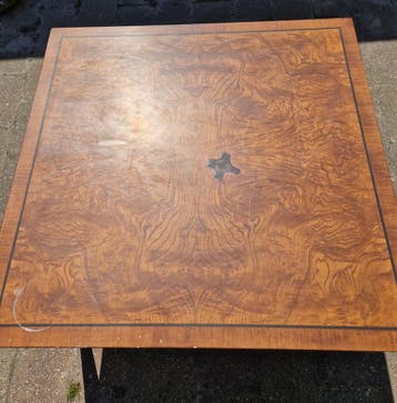 Opknapper: Stevige salontafel 90x90x53