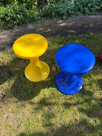 Gratis ophalen. Set van 2 kleurrijke krukjes (geel & blauw)