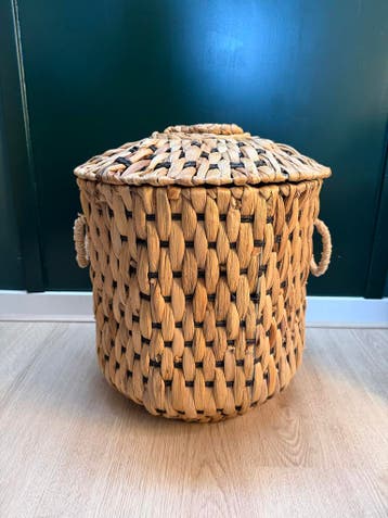 Gratis af te halen: rieten mand met deksel, 40 cm hoog