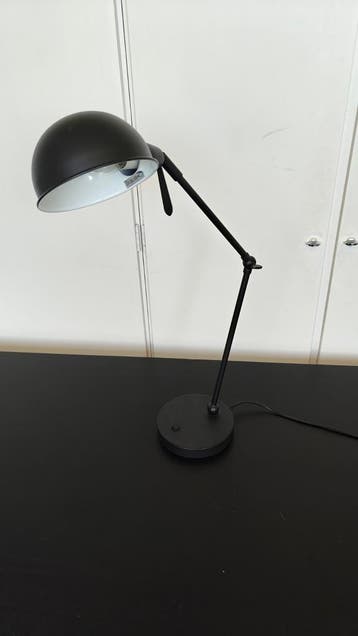 Gratis zwarte bureaulamp met verstelbare arm