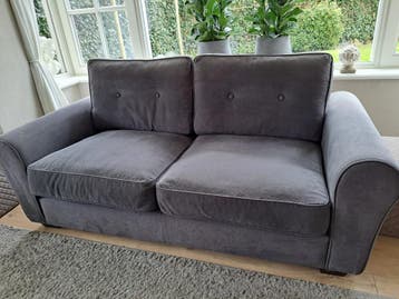 Comfortabele grijze tweezitsbanken. Gratis.