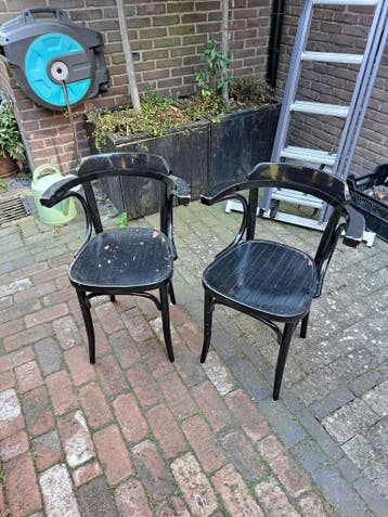 2 ouderwetse houten cafe stoelen (gratis)