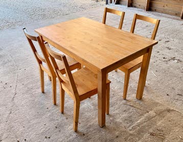 IKEA Jokkmokk tafel met 4 stoelen. Gratis afhalen.