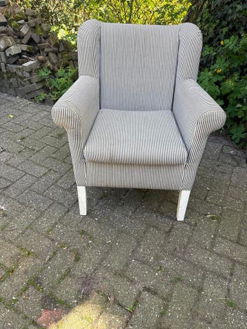 Stoel met grijs-wit streepdessin, decoratief en comfortabel