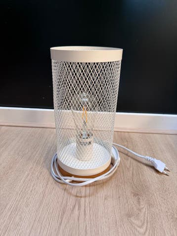 Gratis af te halen: Witte tafellamp met metalen kap