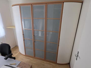 Stijlvolle kledingkast met glazen deuren en afgeronde zijden
