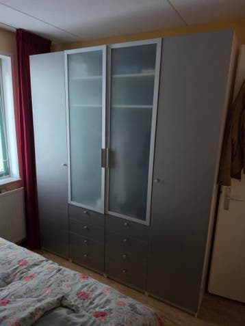 Grote kledingkast met lades en hangruimte