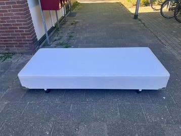 Gratis matras en onderstel 90x200 - direct af te halen!