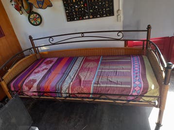 Eenpersoons bed, met matras en mooie lattenbodem Gratis af t