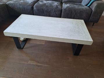Zware betonnen salontafel met metalen poten (125kg)