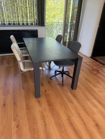 Eettafel met 4 stoelen (Gratie af te halen)