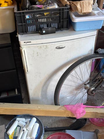 Gratis vriezer - werkt, maar stinkt en moet schoongemaakt