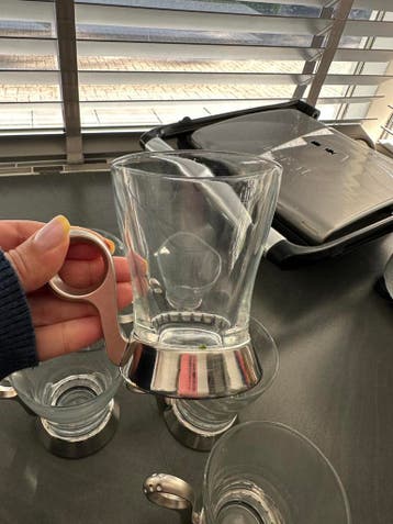 Set van 6 glazen kopjes met metalen houder