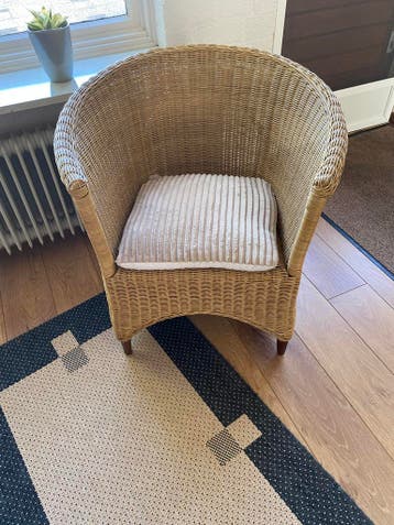 Comfortabele rotan stoel met kussen