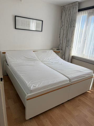 Gratis; Tweepersoonsbed met matrassen + 2 nachtkastjes