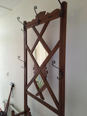 Antieke houten kapstok met spiegel en paraplubak