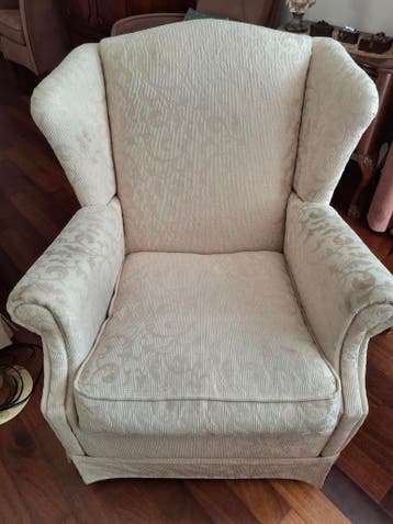 2 Comfortabele stoelen met 2 hockers in crème stof