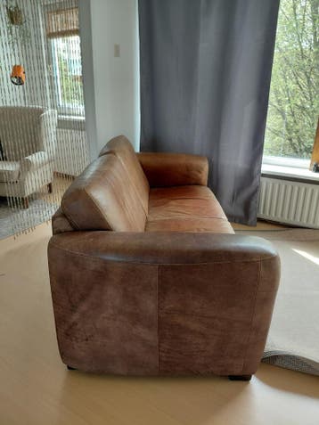 Lederen bank, bruin en stevig