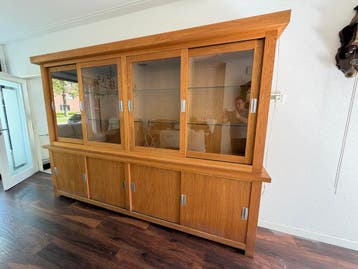 Mooie grote kast met schuifdeuren