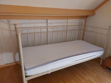 Metalen bedframe met matras en topper