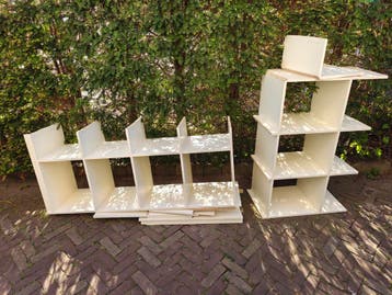 Crème witte vakkenkast voor klusser  – netjes gelakt