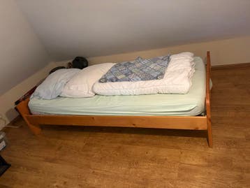 Vier losse houten eenpersoonsbedden met bedbodem