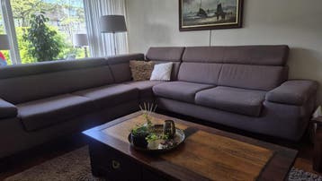 Grote hoekbank, relaxstoel, salontafel en bijzettafel