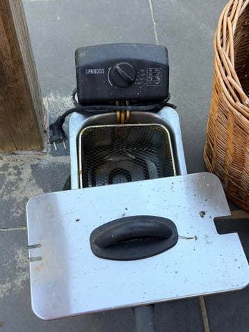 Gratis: frituurpan (zelf schoonmaken!)