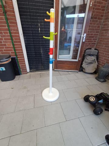 Kleurrijke staande kapstok voor kinderen