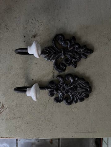 Decoratieve gietijzeren haken met porseleinen knop