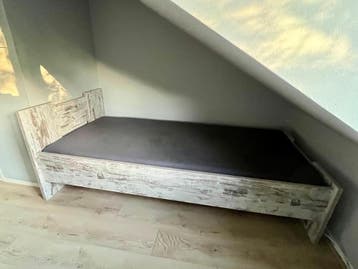 Eenpersoonsbed met kledingkast