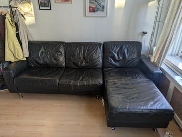 Zwarte leren hoekbank met chaise longue