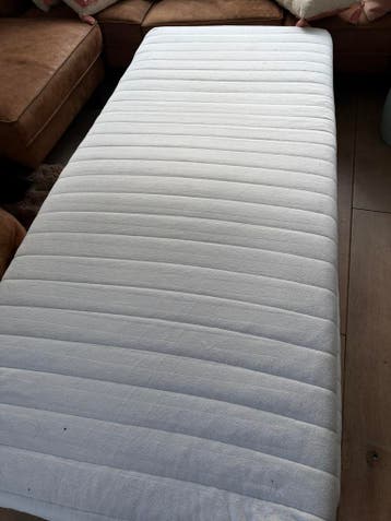 2 gratis matrassen 90x 200 x 19 dik