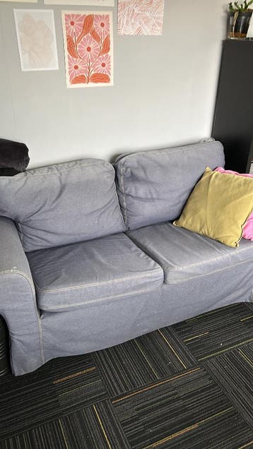 Grijze bank, moet met spoed gratis weg!
