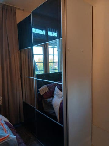 Grote kledingkast met spiegeldeuren